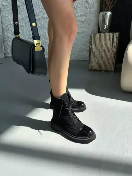 Ботинки женские замшевые черного цвета с лаковым носком демисезонные фото 1 — интернет-магазин Tapok