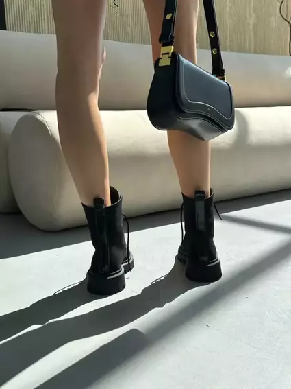 Черевики жіночі замшеві чорного кольору з лаковим носком демісезонні. фото 3 — інтернет-магазин Tapok