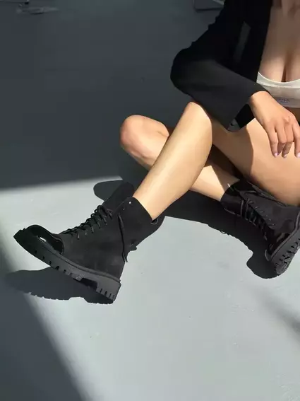Черевики жіночі замшеві чорного кольору з лаковим носком демісезонні. фото 4 — інтернет-магазин Tapok