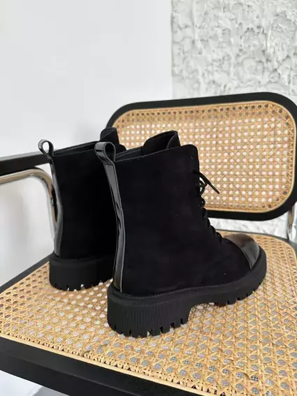 Черевики жіночі замшеві чорного кольору з лаковим носком демісезонні. фото 12 — інтернет-магазин Tapok