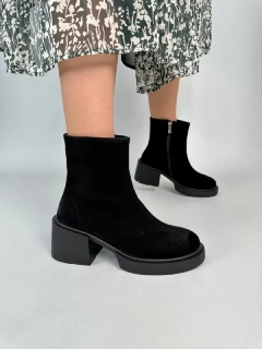 Ботинки женские замшевые черные на каблуках демисезонные