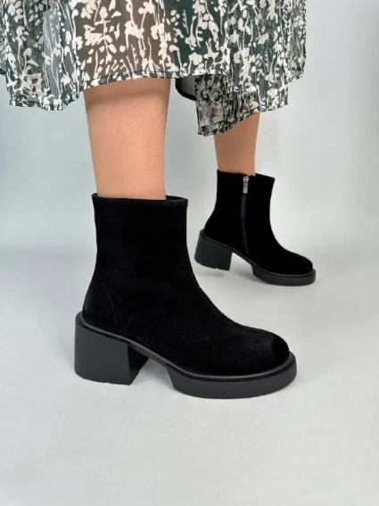 Ботинки женские замшевые черные на каблуках демисезонные фото 1 — интернет-магазин Tapok