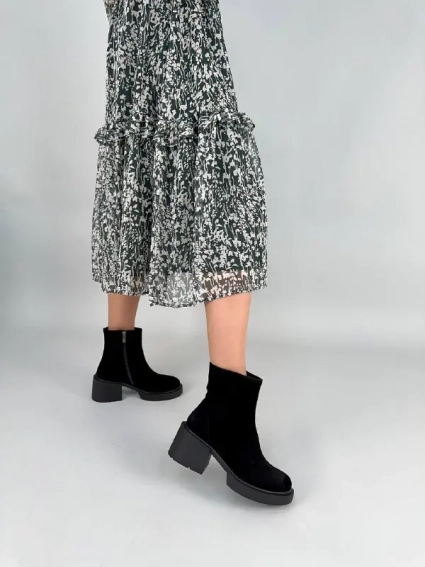 Ботинки женские замшевые черные на каблуках демисезонные фото 4 — интернет-магазин Tapok