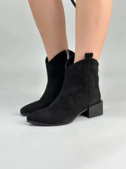 Ботинки ковбойки женские замшевые черного цвета на каблуке демисезонные с замком фото 1 — интернет-магазин Tapok