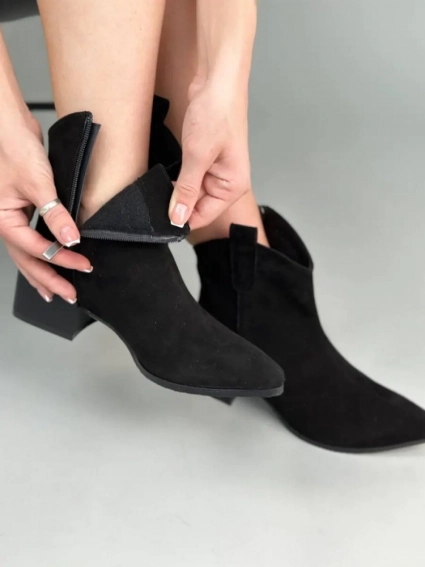 Ботинки ковбойки женские замшевые черного цвета на каблуке демисезонные с замком фото 3 — интернет-магазин Tapok