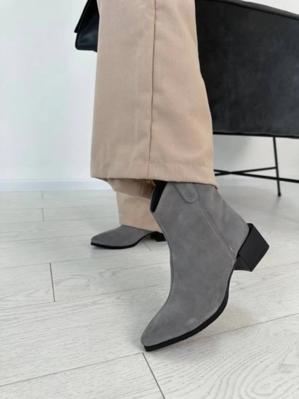 Ботинки ковбойки женские замшевые серого цвета на каблуке демисезонные фото 1 — интернет-магазин Tapok