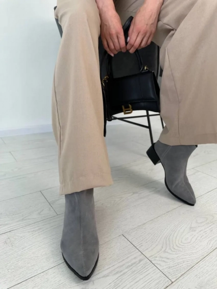 Черевики ковбойки жіночі замшеві сірого кольору на підборах демісезонні. фото 2 — інтернет-магазин Tapok