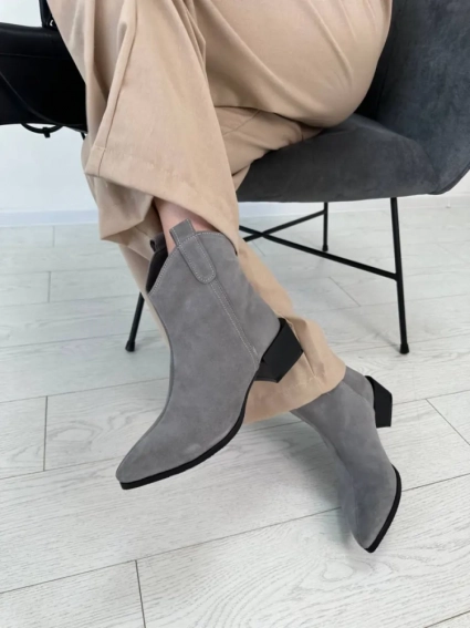 Ботинки ковбойки женские замшевые серого цвета на каблуке демисезонные фото 3 — интернет-магазин Tapok