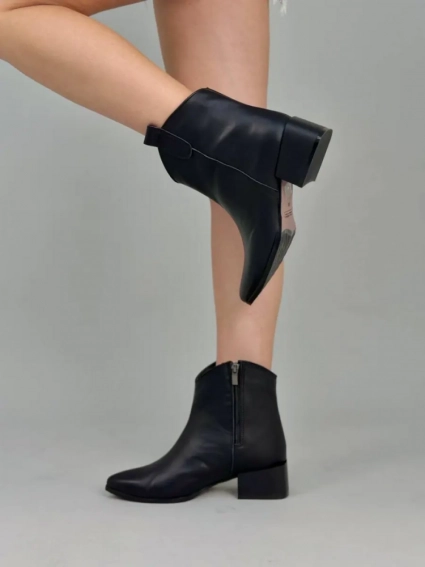 Ботинки ковбойки женские кожаные черного цвета на демисезонном каблуке с замком. фото 2 — интернет-магазин Tapok