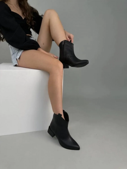 Ботинки ковбойки женские кожаные черного цвета на демисезонном каблуке с замком. фото 4 — интернет-магазин Tapok