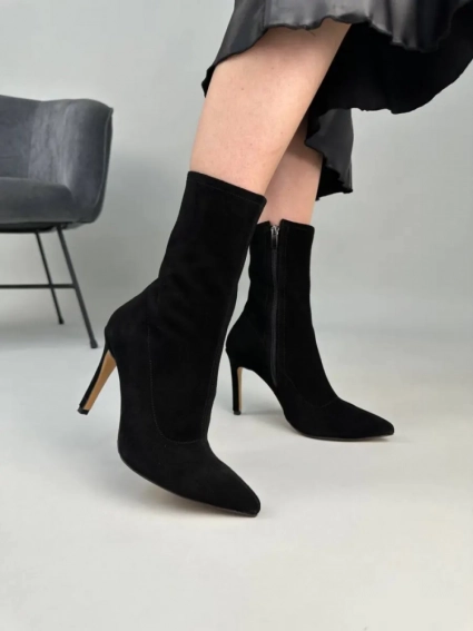 Ботинки женские замшевые черные на каблуках демисезонные фото 1 — интернет-магазин Tapok