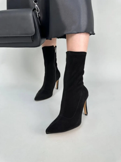 Ботинки женские замшевые черные на каблуках демисезонные фото 2 — интернет-магазин Tapok