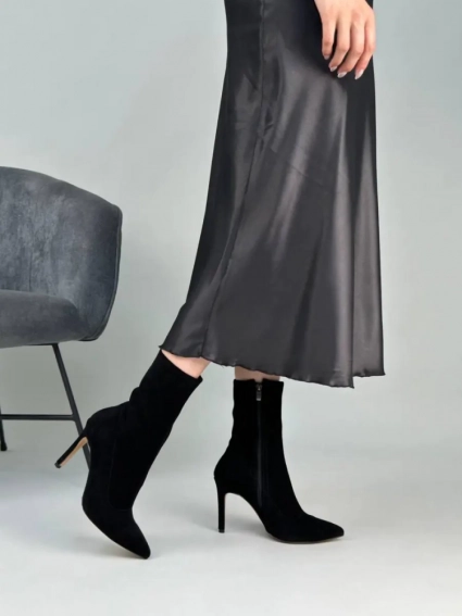 Ботинки женские замшевые черные на каблуках демисезонные фото 3 — интернет-магазин Tapok