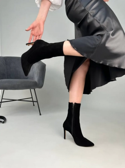 Ботинки женские замшевые черные на каблуках демисезонные фото 4 — интернет-магазин Tapok