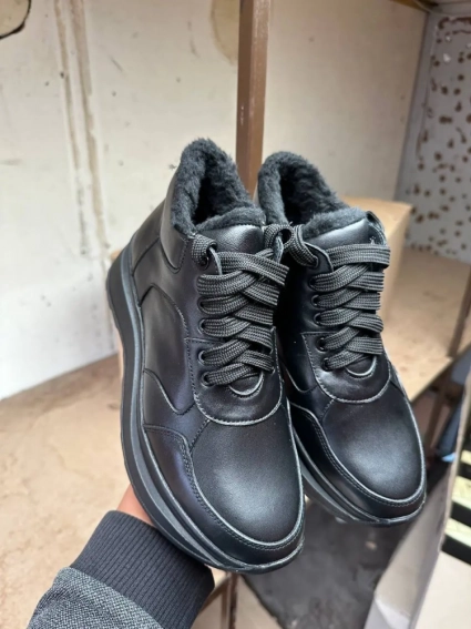 Жіночі кросівки шкіряні зимові чорні Udg 24158/1А фото 2 — інтернет-магазин Tapok