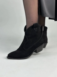 Ботинки ковбойки женские замшевые черные на черной подошве зимние