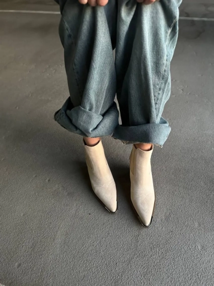 Ботинки казаки женские замшевые кремового цвета фото 15 — интернет-магазин Tapok