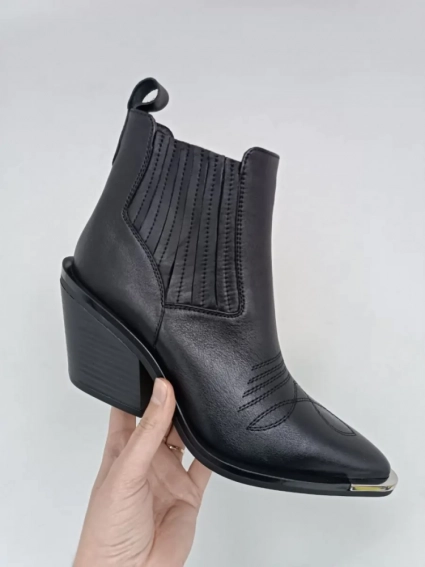 Ботинки казаки женские кожаные черного цвета фото 1 — интернет-магазин Tapok