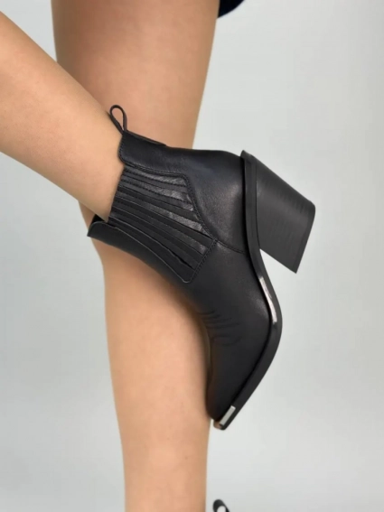 Ботинки казаки женские кожаные черного цвета фото 6 — интернет-магазин Tapok