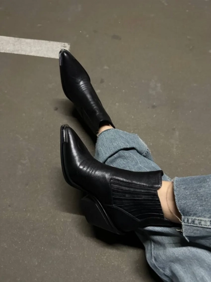 Ботинки казаки женские кожаные черного цвета фото 17 — интернет-магазин Tapok