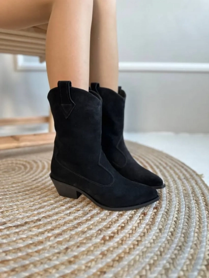Ботинки ковбойки женские замшевые черного цвета на черной подошве демисезоные фото 2 — интернет-магазин Tapok
