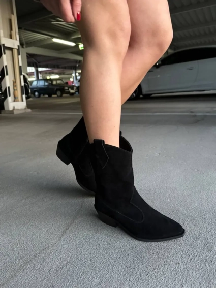 Ботинки ковбойки женские замшевые черного цвета на черной подошве демисезоные фото 6 — интернет-магазин Tapok