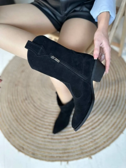 Черевики ковбойки жіночі замшеві чорного кольору на чорній підошві демісезонні фото 8 — інтернет-магазин Tapok