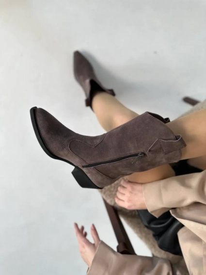 Черевики ковбойки жіночі замшеві шоколадного кольору на чорній підошві демісезонні фото 6 — інтернет-магазин Tapok