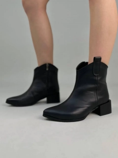 Ботинки казаки женские кожаные черного цвета на каблуке зимние с замком