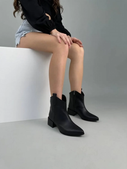 Ботинки казаки женские кожаные черного цвета на каблуке зимние с замком фото 3 — интернет-магазин Tapok