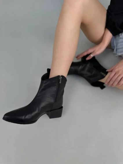 Ботинки казаки женские кожаные черного цвета на каблуке зимние с замком фото 6 — интернет-магазин Tapok