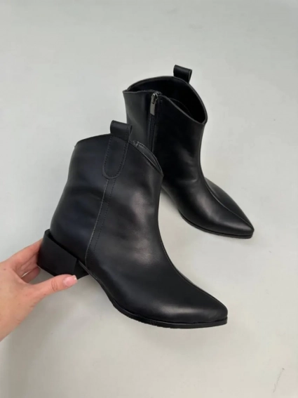 Ботинки казаки женские кожаные черного цвета на каблуке зимние с замком фото 13 — интернет-магазин Tapok