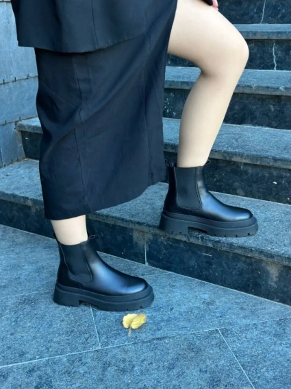 Челси женские кожаные черного цвета на черной подошве зимние фото 1 — интернет-магазин Tapok