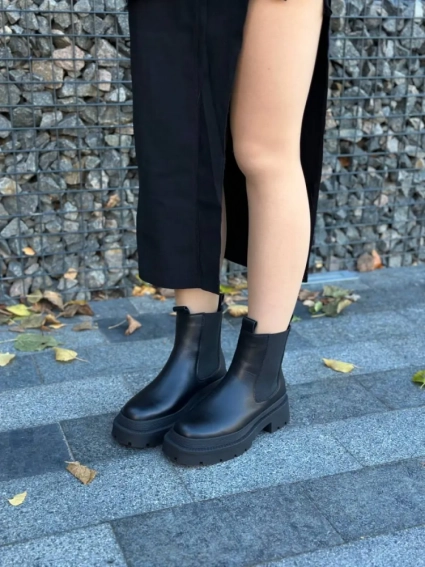 Челси женские кожаные черного цвета на черной подошве зимние фото 2 — интернет-магазин Tapok