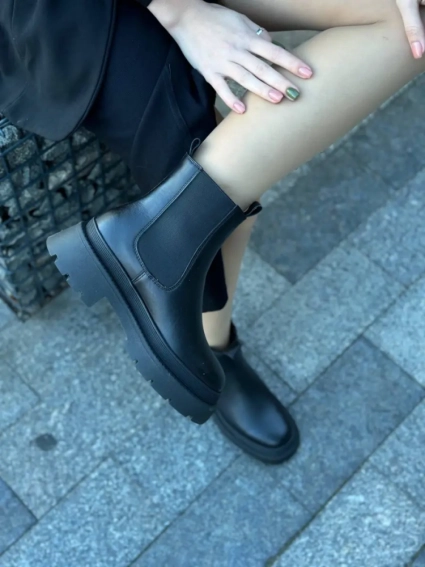 Челси женские кожаные черного цвета на черной подошве зимние фото 5 — интернет-магазин Tapok