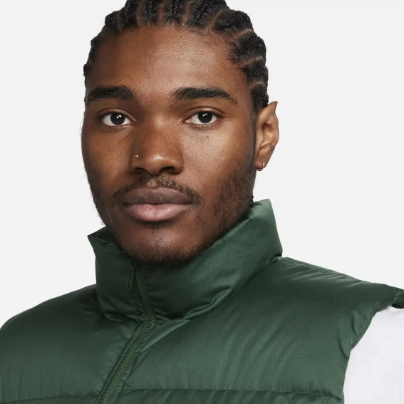 Жилетка Nike CLUB PUFFER FB7373-323 фото 3 — інтернет-магазин Tapok