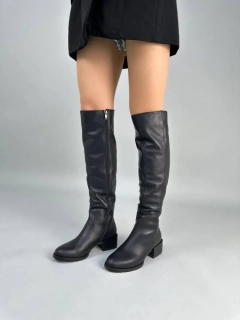 Сапоги женские кожаные черного цвета на каблуках зимние