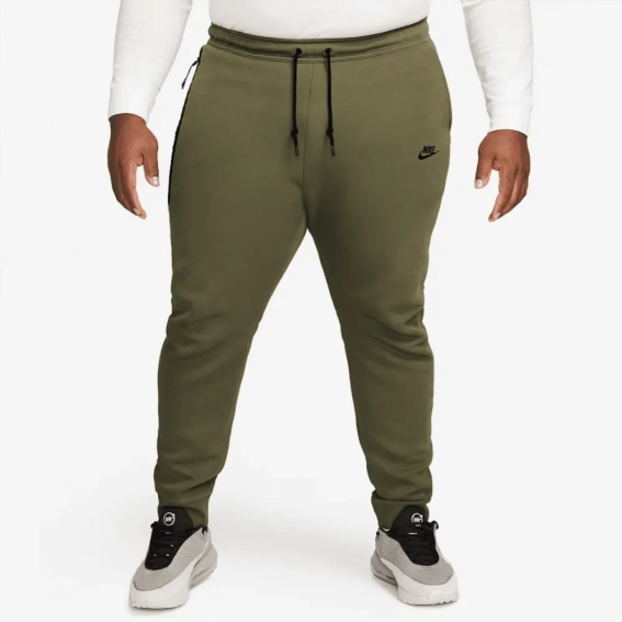 Брюки Nike Sportswear Tech Fleece Joggers Olive FB8002-222 фото 2 — интернет-магазин Tapok