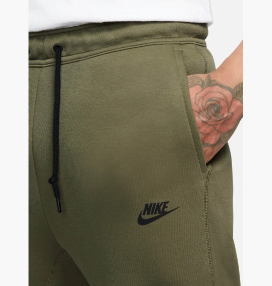 Брюки Nike Sportswear Tech Fleece Joggers Olive FB8002-222 фото 6 — интернет-магазин Tapok
