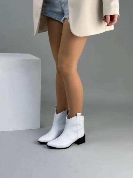 Ботинки ковбойки женские кожа рептилия белого цвета на каблуке демисезонные с замком фото 3 — интернет-магазин Tapok