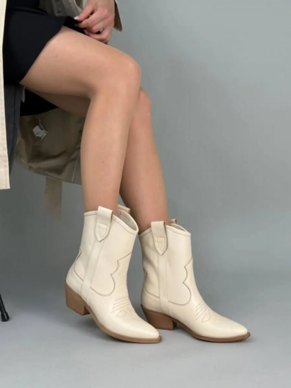 Ботинки ковбойки женские кожаные молочного цвета демисезонные фото 1 — интернет-магазин Tapok