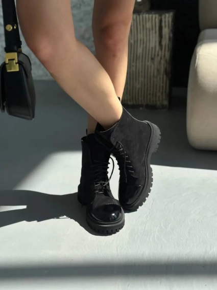 Черевики жіночі замшеві чорного кольору з лаковим носком зимові фото 2 — інтернет-магазин Tapok