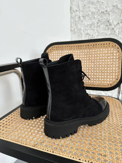 Черевики жіночі замшеві чорного кольору з лаковим носком зимові фото 12 — інтернет-магазин Tapok