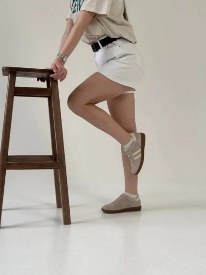 Кеди жіночі замшеві світло-бежевого кольору зі шкіряними вставками фото 3 — интернет-магазин Tapok