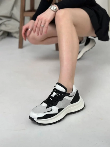 Кросівки жіночі замшеві бежеві з кольоровими шкіряними вставками. фото 2 — інтернет-магазин Tapok