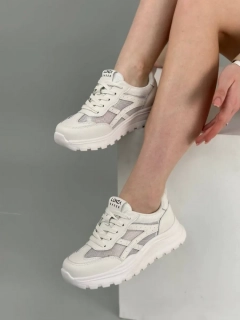 Кросівки жіночі шкіряні білого кольору зі вставками сітки