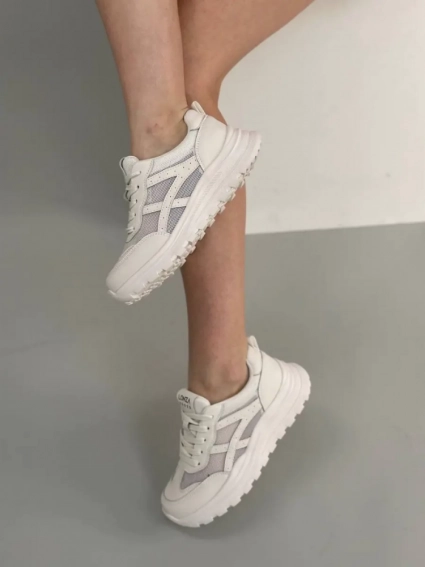Кросівки жіночі шкіряні білого кольору зі вставками сітки фото 2 — інтернет-магазин Tapok