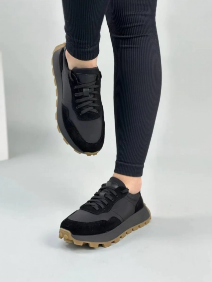 Кросівки жіночі шкіряні чорні із вставками замші на чорній підошві фото 2 — интернет-магазин Tapok