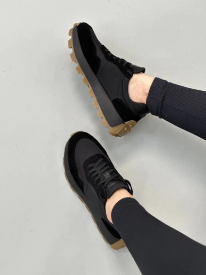 Кросівки жіночі шкіряні чорні із вставками замші на чорній підошві фото 4 — интернет-магазин Tapok