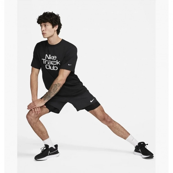 Мужская футболка NIKE M NK DF TRACK CLUB HYVERSE SS FB5512-010 фото 4 — интернет-магазин Tapok
